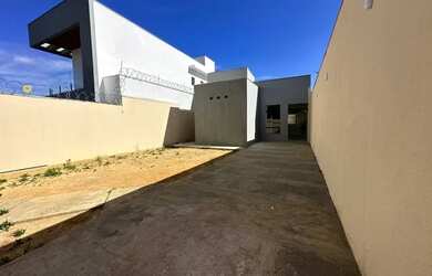 Imagem: A casa possui 2 Dormitórios, 2 Banheiros, 4 Vagas na garagem