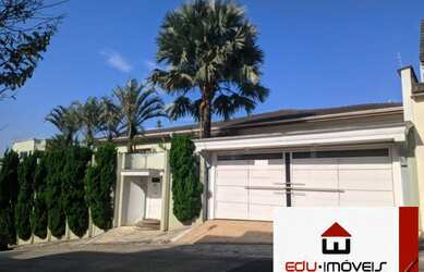 Imagem: A casa possui 4 Dormitórios, 2 Banheiros, 5 Vagas na garagem