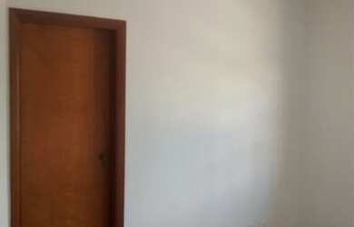 Imagem: A casa possui 4 Dormitórios, 2 Banheiros, 2 Vagas na garagem