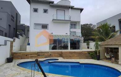 Imagem: A casa em condomínio possui 4 Dormitórios, 5 Banheiros, 5