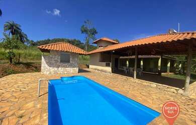 Imagem: A casa possui 3 Dormitórios, 2 Banheiros, 2 Vagas na garagem