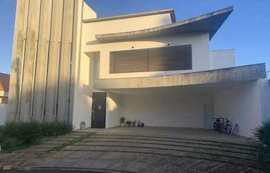 Imagem: A casa em condomínio possui 4 Dormitórios, 4 Banheiros, 4