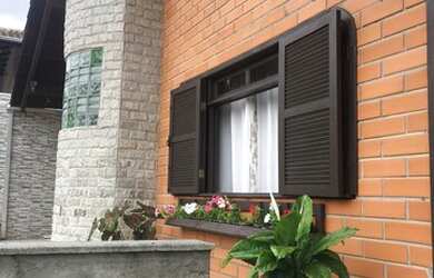 Imagem: A casa possui 3 Dormitórios, 3 Banheiros, 2 Vagas na garagem