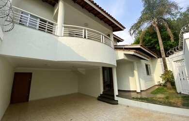 Imagem: A casa possui 4 Dormitórios, 5 Banheiros, 2 Vagas na garagem