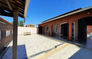 Imagem 2: Casa com piscina para venda no Jardim Aruan em Caraguatatuba