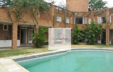 Imagem: A casa em condomínio possui 5 Dormitórios, 5 Banheiros, 4