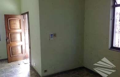 Imagem: A casa possui 4 Dormitórios, 1 Banheiro, 5 Vagas na garagem