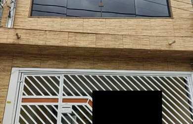 Imagem: A casa possui 3 Dormitórios, 1 Banheiro, 2 Vagas na garagem