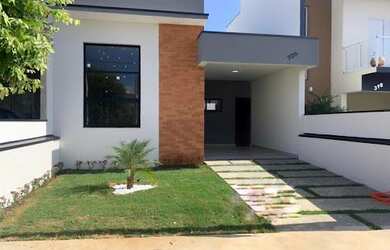 Imagem: A casa possui 3 Dormitórios, 2 Banheiros, 2 Vagas na garagem