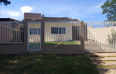 Imagem: A casa possui 4 Dormitórios, 2 Banheiros, 200m² de Área e