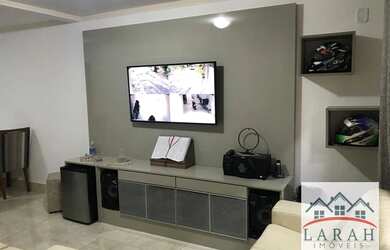 Imagem: A casa possui 2 Dormitórios, 2 Banheiros, 2 Vagas na garagem