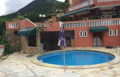 Imagem: A casa possui 4 Dormitórios, 2 Banheiros, 5 Vagas na garagem