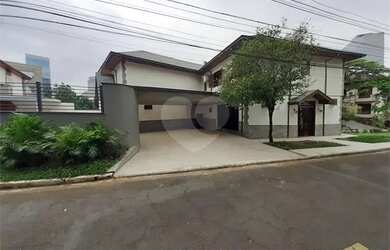 Imagem: A casa possui 4 Dormitórios, 5 Banheiros, 3 Vagas na garagem