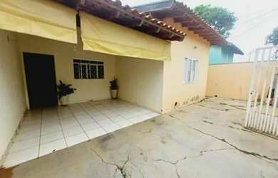 Imagem: A casa possui 3 Dormitórios, 2 Banheiros, 1 Vaga na garagem