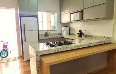 Imagem: A casa possui 3 Dormitórios, 2 Banheiros, 1 Vaga na garagem