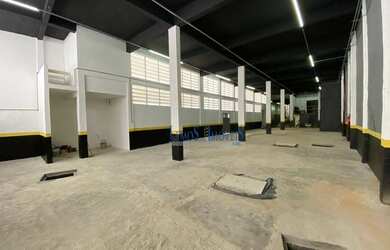 Imagem: O depósito possui 4 Vagas na garagem e 1300m² de Área e está