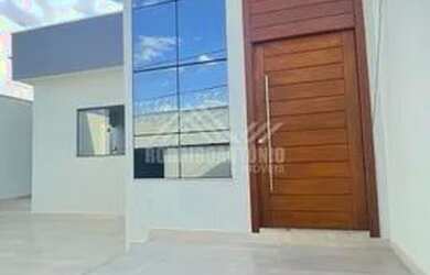 Imagem: A casa possui 3 Dormitórios, 2 Banheiros, 2 Vagas na garagem