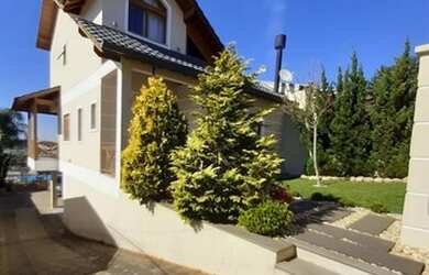 Imagem: A casa possui 3 Dormitórios, 2 Banheiros, 4 Vagas na garagem