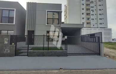 Imagem: A casa possui 3 Dormitórios, 3 Banheiros, 2 Vagas na garagem