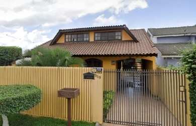 Imagem: A casa possui 3 Dormitórios, 4 Banheiros, 5 Vagas na garagem