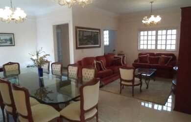 Imagem: A casa possui 3 Dormitórios, 2 Banheiros, 3 Vagas na garagem