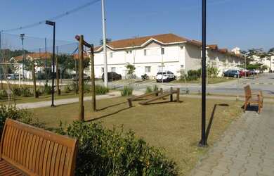 Imagem: A casa possui 3 Dormitórios, 2 Banheiros, 2 Vagas na garagem