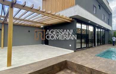 Imagem: A casa possui 3 Dormitórios, 3 Banheiros, 4 Vagas na garagem