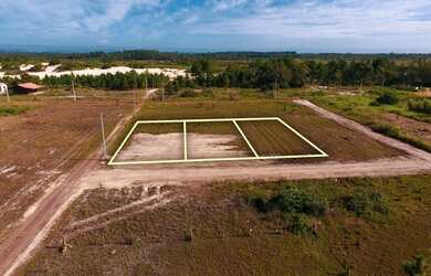 Imagem: O terreno possui 381m² de Área e está localizado em Balneário