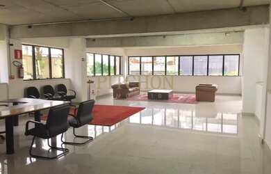 Imagem: O apartamento possui 5 Vagas na garagem, 4.126m² de Área e