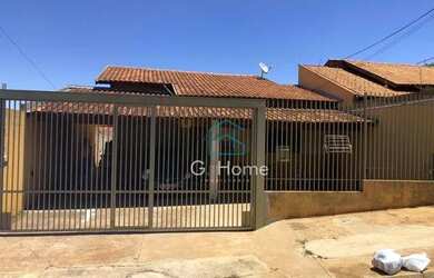 Imagem: A casa possui 3 Dormitórios, 1 Banheiro, 5 Vagas na garagem