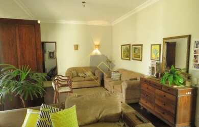 Imagem: A casa possui 5 Dormitórios, 4 Banheiros, 448m² de Área e