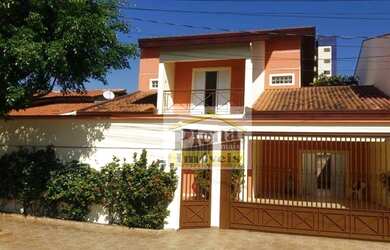 Imagem: A casa possui 3 Dormitórios, 2 Banheiros, 4 Vagas na garagem