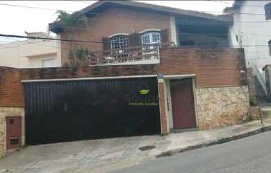 Imagem: A casa possui 3 Dormitórios, 2 Banheiros, 4 Vagas na garagem