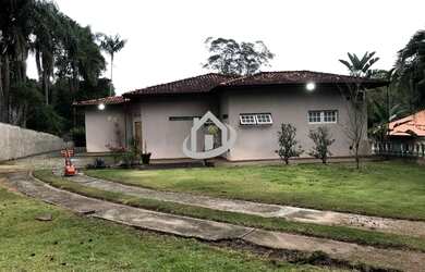 Imagem: A casa possui 3 Dormitórios, 5 Banheiros, 4 Vagas na garagem