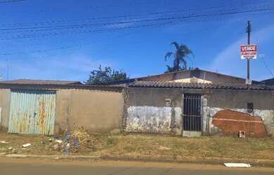 Imagem: A casa possui 3 Dormitórios, 2 Banheiros, 1 Vaga na garagem