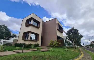 Imagem: A casa possui 4 Dormitórios, 1 Banheiro, 4 Vagas na garagem