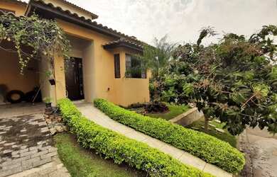 Imagem: A casa possui 4 Dormitórios, 5 Banheiros, 4 Vagas na garagem