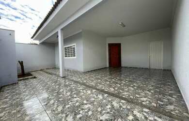 Imagem: A casa possui 3 Dormitórios, 3 Banheiros, 5 Vagas na garagem