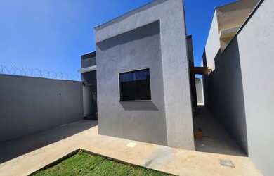 Imagem: A casa possui 3 Dormitórios, 1 Banheiro, 2 Vagas na garagem