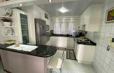 Imagem: A casa possui 4 Dormitórios, 3 Banheiros, 4 Vagas na garagem