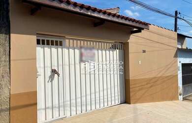 Imagem: A casa possui 2 Dormitórios, 2 Banheiros, 3 Vagas na garagem