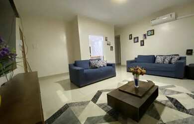 Imagem: A casa possui 3 Dormitórios, 1 Banheiro, 2 Vagas na garagem