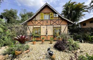 Imagem: A casa possui 4 Dormitórios, 2 Banheiros, 3 Vagas na garagem