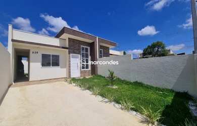 Imagem: A casa possui 3 Dormitórios, 2 Banheiros, 2 Vagas na garagem