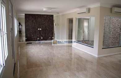 Imagem: A casa possui 4 Dormitórios, 2 Banheiros, 4 Vagas na garagem