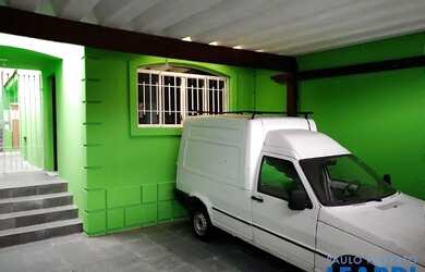 Imagem: A casa possui 2 Dormitórios, 2 Banheiros, 3 Vagas na garagem