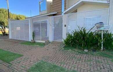 Imagem: A casa possui 3 Dormitórios, 3 Banheiros, 3 Vagas na garagem