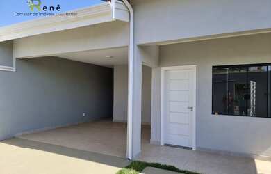 Imagem: A casa possui 3 Dormitórios, 2 Banheiros, 2 Vagas na garagem