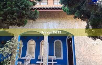 Imagem: A casa possui 4 Dormitórios, 3 Banheiros, 5 Vagas na garagem