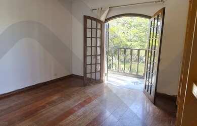 Imagem: A casa em condomínio possui 4 Dormitórios, 3 Banheiros, 2